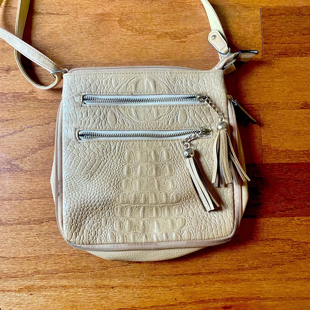 Women’s textured vinyl expandable purse.